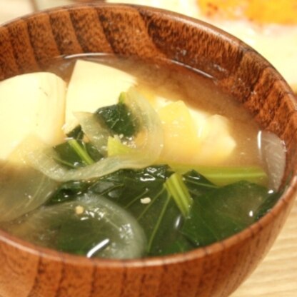 豆腐と小松菜と玉ねぎのお味噌汁